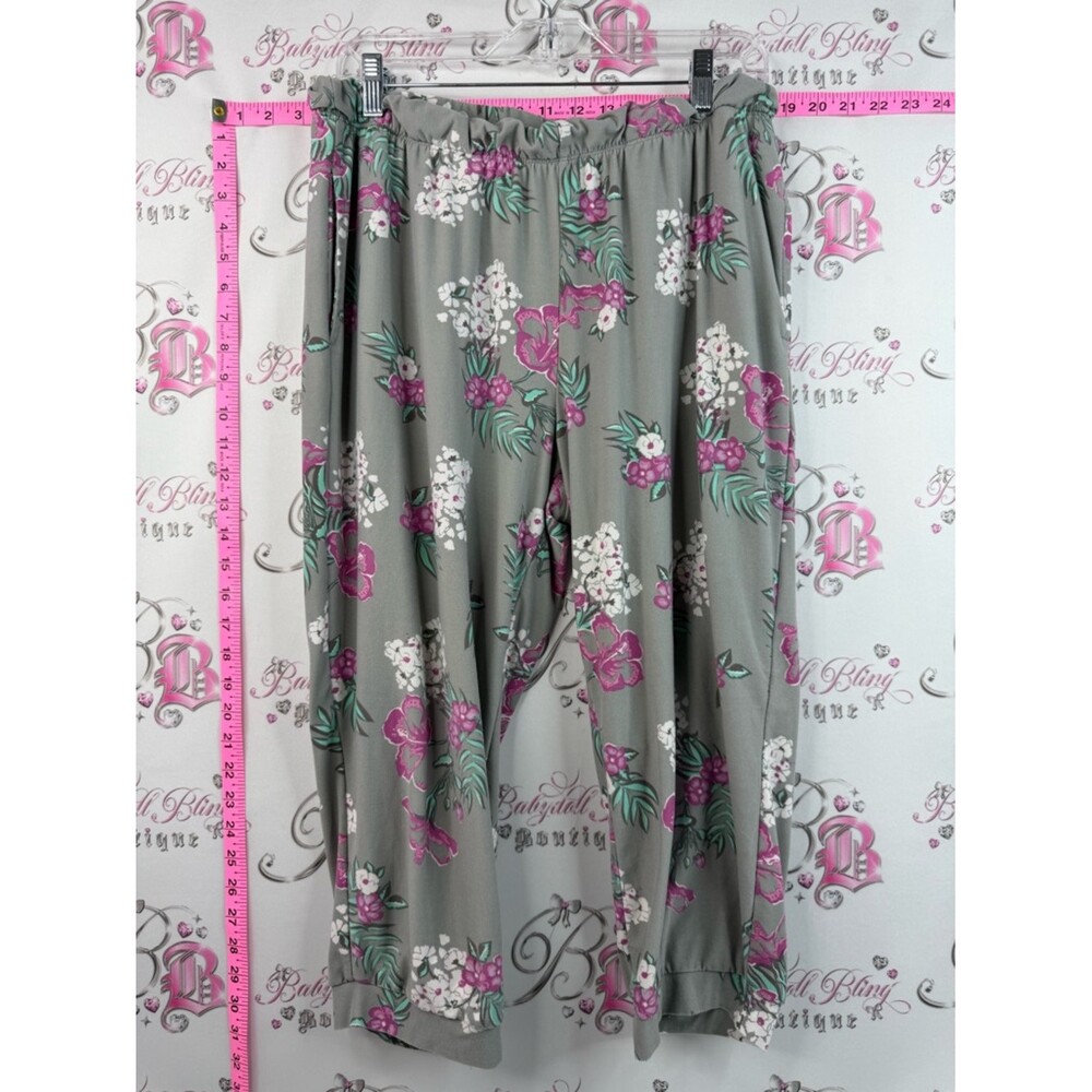 Be yourself capri jogger Floral flowers Capris - Gray with Pink & White Flowers